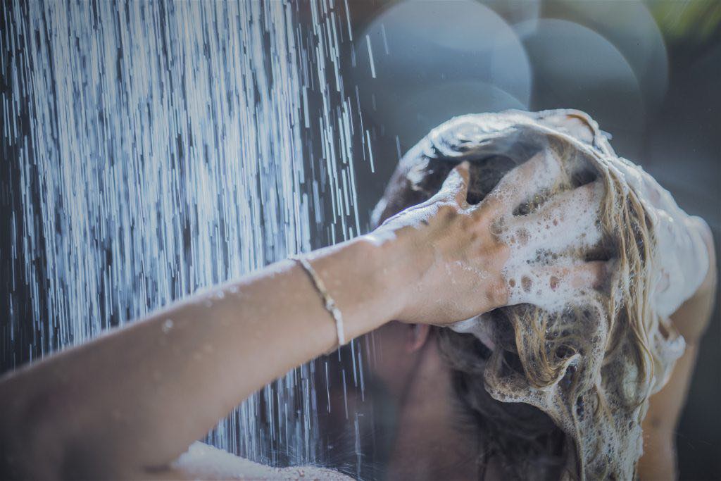 Những thói quen xấu khi tắm đa số chị em đều mắc phải khiến làn da ngày càng thâm sần, nổi mụn - Ảnh 1